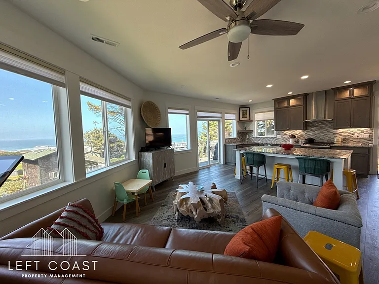 6274 NE Port Dr — Photo 8
