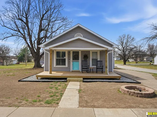 693 N 3rd St, Tecumseh, NE 68450