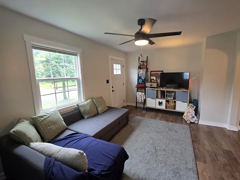 428 Gladstone Rd — Photo 4