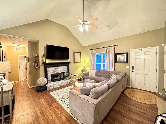 3rd image of 802 Hampton Way