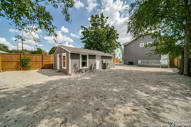 811 W Kings Hwy — Photo 37