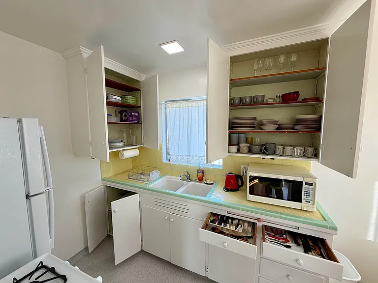 2044 Yale St — Photo 12