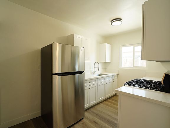 5th image of 3447 Dwight Ave #3449