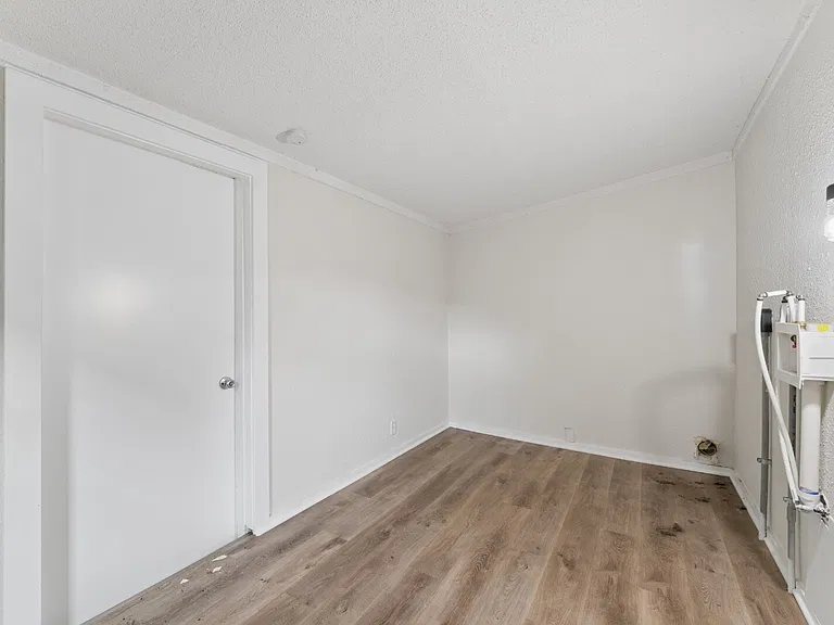 1049 Calvin St — Photo 26