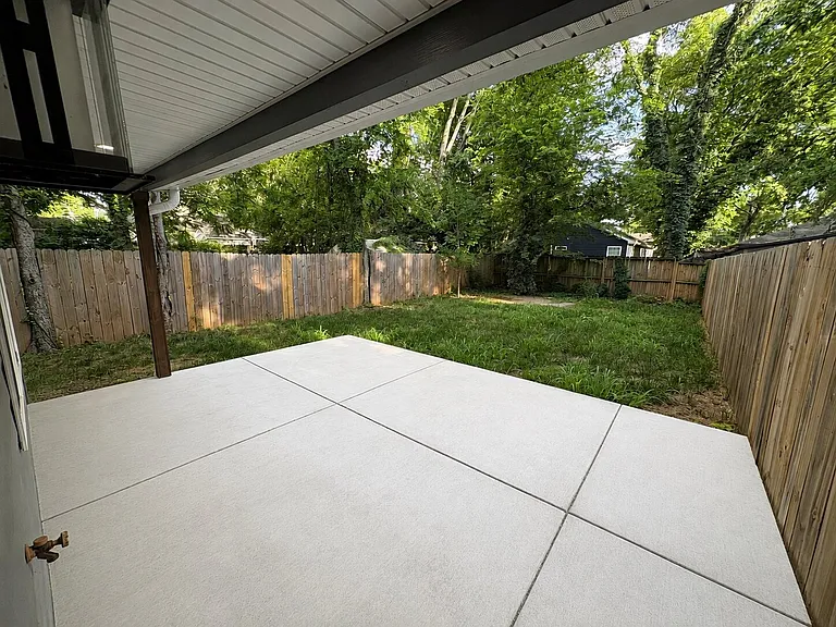 538 E State St — Photo 28