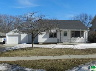 404 1st Ave SE, Sioux Center, IA 51250