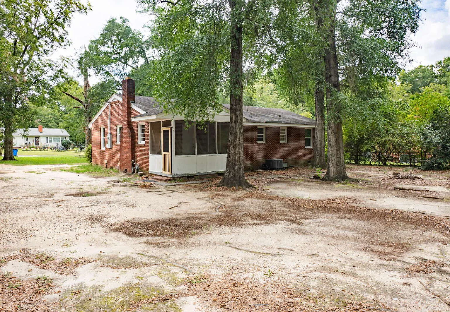 3 bed, 1.0 bath, 1372 sqft, $1,350 — Photo 4