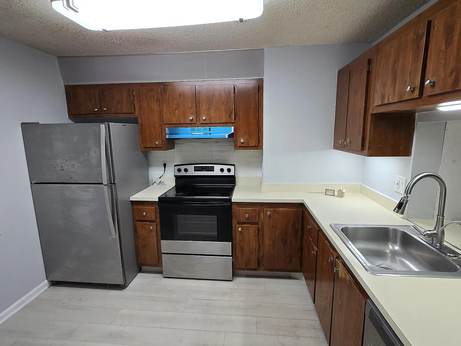 2 bed, 2.0 bath, 945 sqft, $1,990 — Photo 2