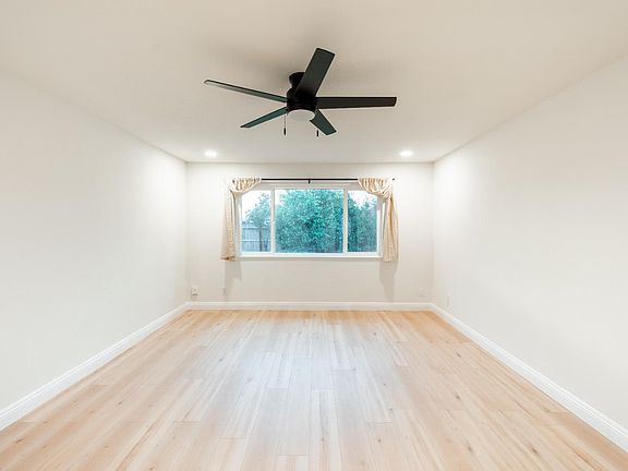 4th image of 2612 Renn Ave