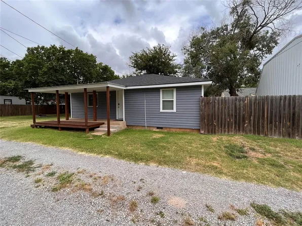 514 W Tom Stafford St, Weatherford, OK 73096