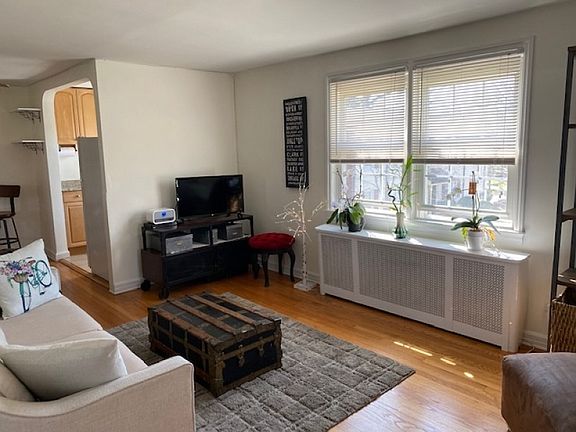 4th image of 207 Lincoln Park E