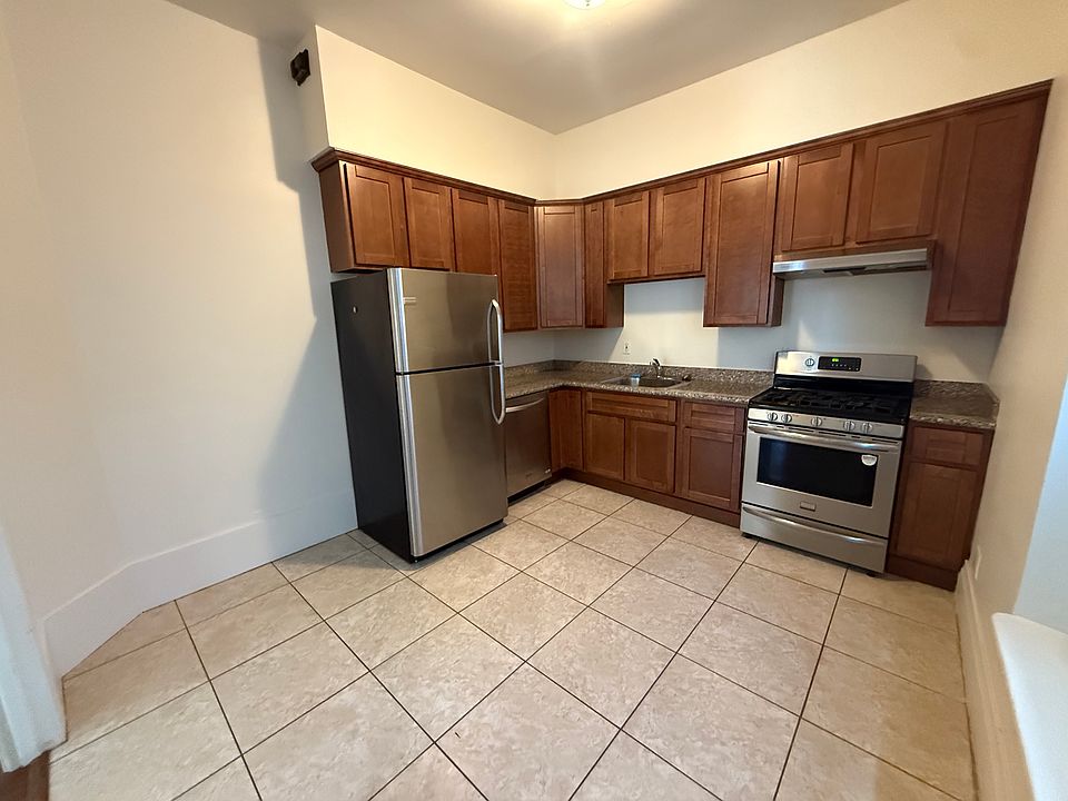 1st image of 572 21st St APT 1