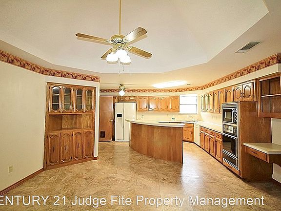 3rd image of 1405 Shady Brook Dr
