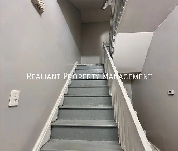 2271 Vine St — Photo 10