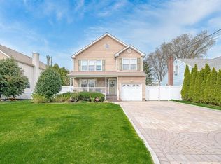 147 Heathcote Rd, Lindenhurst, NY 11757