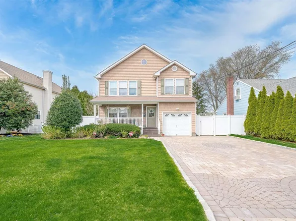 147 Heathcote Road, Lindenhurst, NY 11757