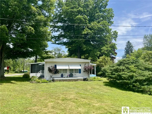 21 Lawndale Dr, Mayville, NY 14757