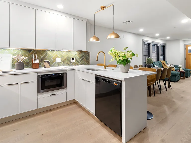 190 Salem St #4 — Photo 4
