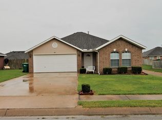 861 Honeysuckle Dr, Centerton, AR 72719