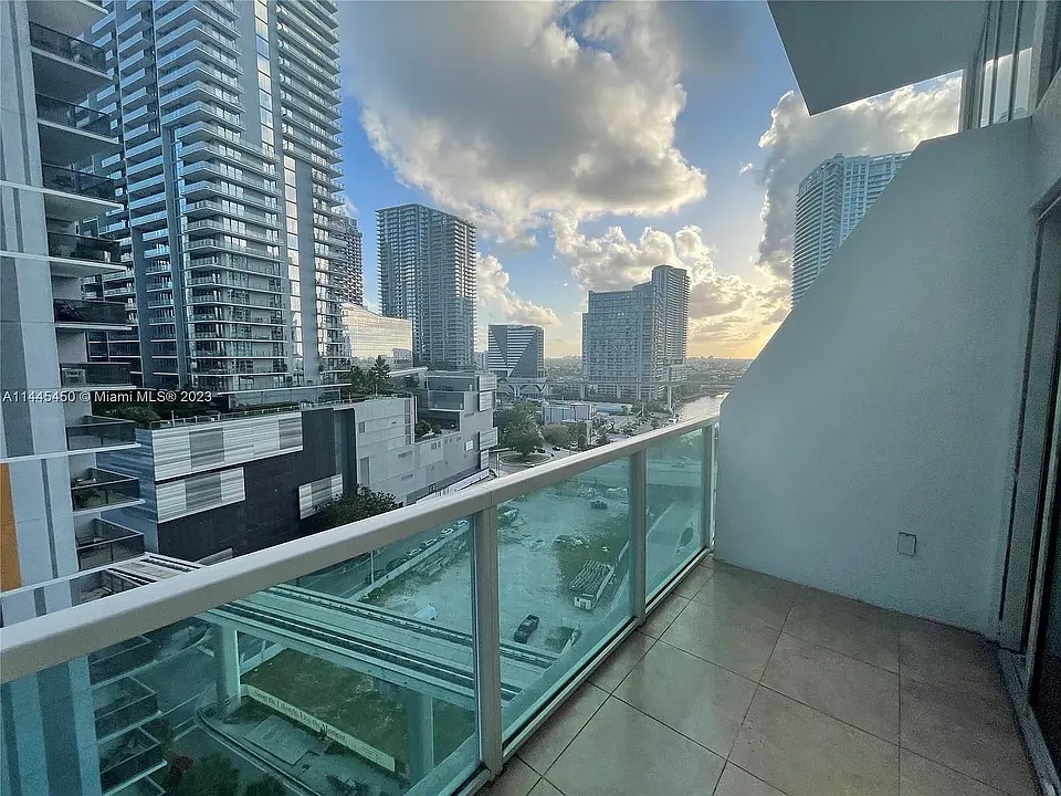 41 SE 5th St #1114