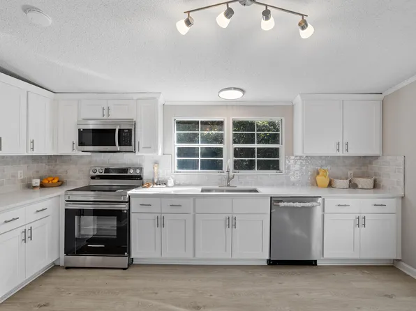 2 Christopher Dr, Sanford, NC 27332