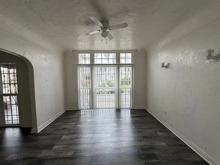 2612 Edgehill Dr — Photo 6