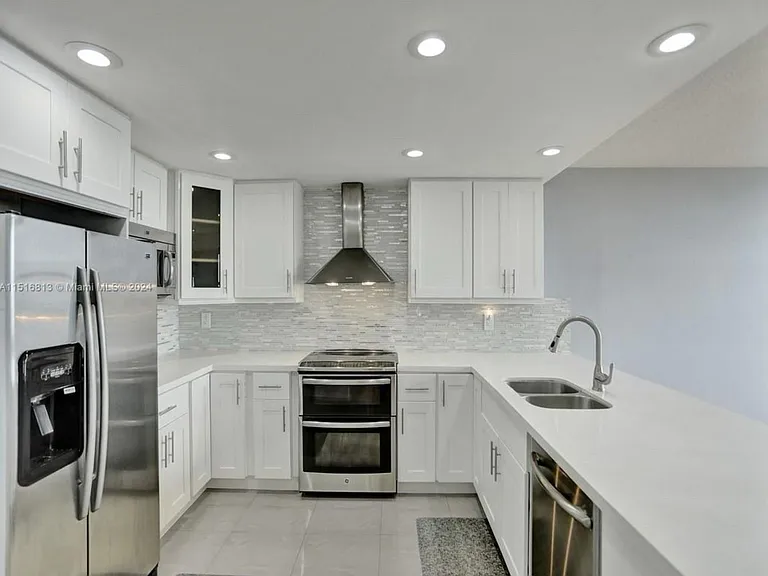 11930 N Bayshore Dr #601 — Photo 24