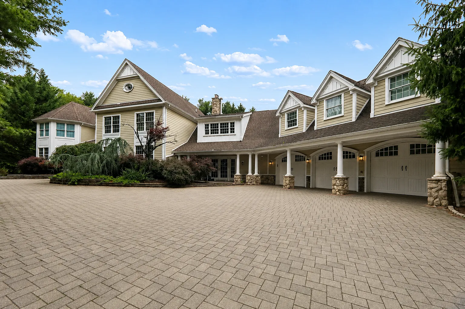 8 bed, 7400 sqft, $12,500 — Photo 1