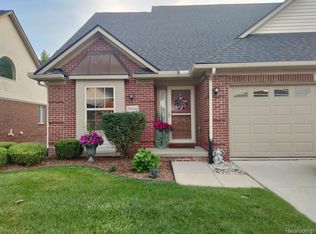 20406 Doves Pointe Dr, Brownstown, MI 48174