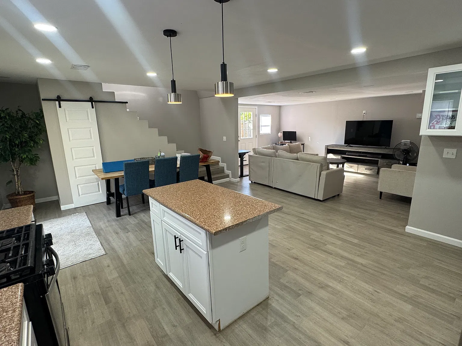1 bed, 1200 sqft, $2,000 — Photo 2