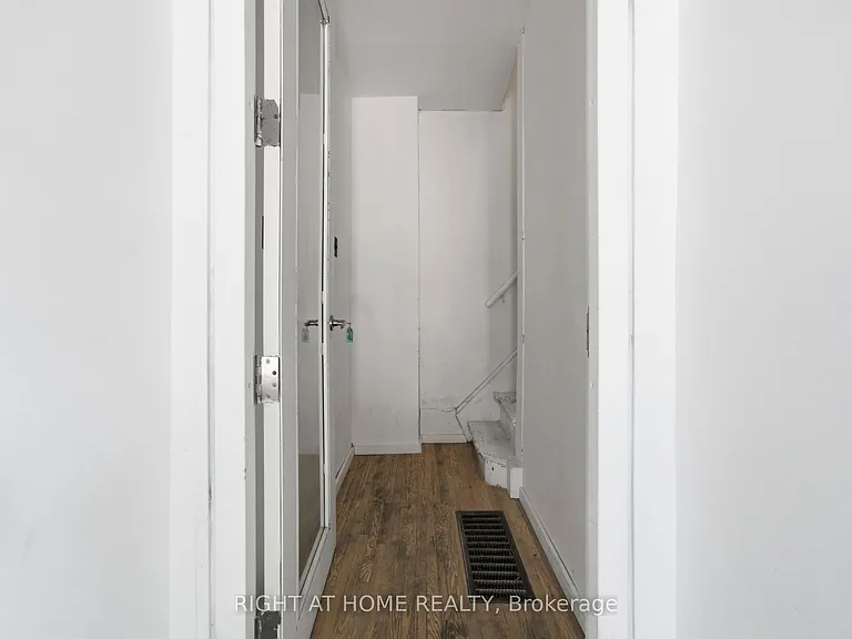 98 Beaconsfield Ave #UPPER — Photo 3
