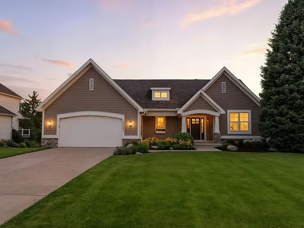10541 Greystone Dr, Zeeland, MI 49464