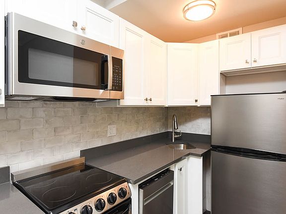 3rd image of 640 W Wrightwood Ave #D513