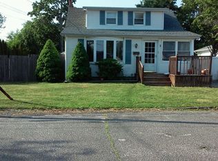 3 Aztec Dr, Bay Shore, NY 11706
