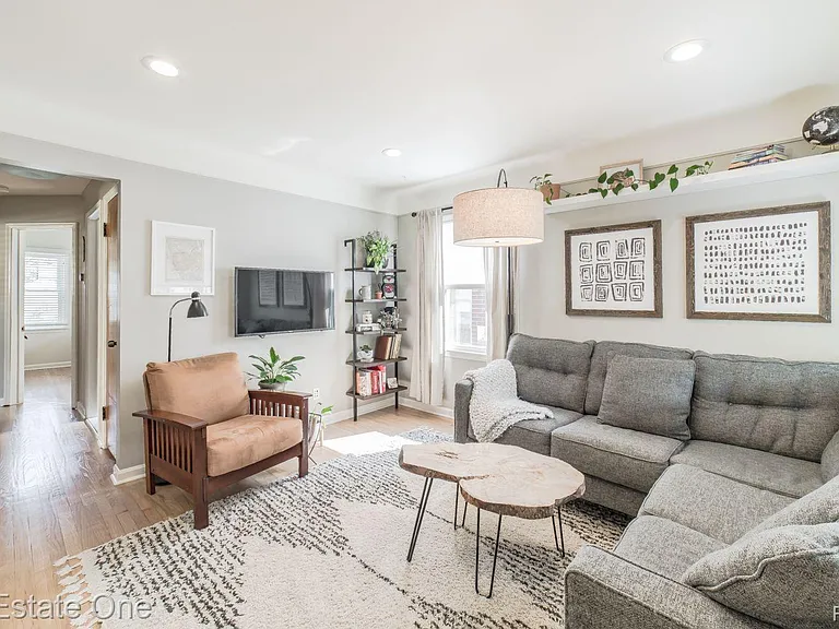 475 E Marshall St — Photo 2