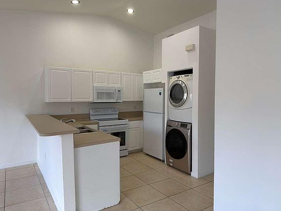4th image of 3842 SW 48th Ave