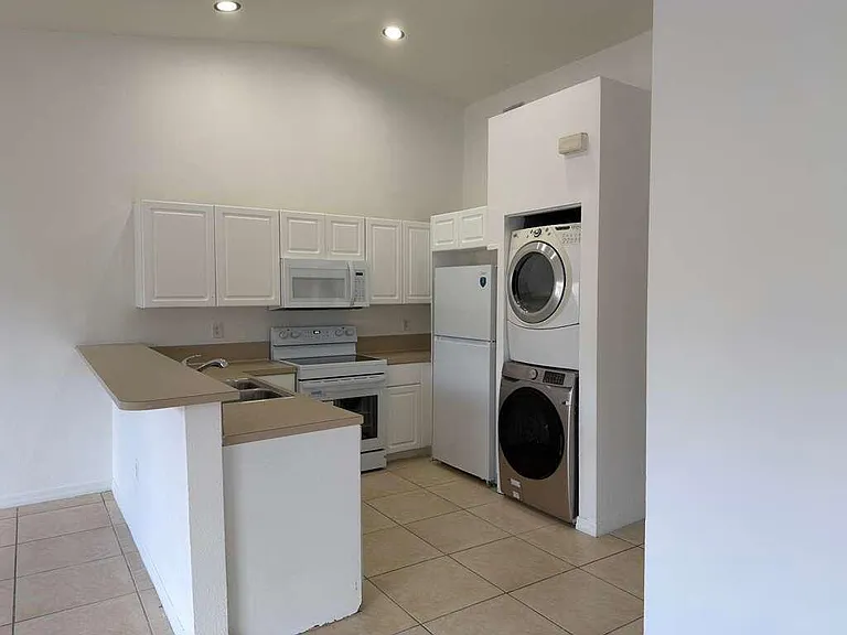 3842 SW 48th Ave — Photo 4