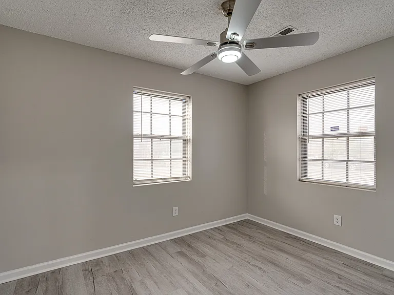906 Hawthorne Ct — Photo 26