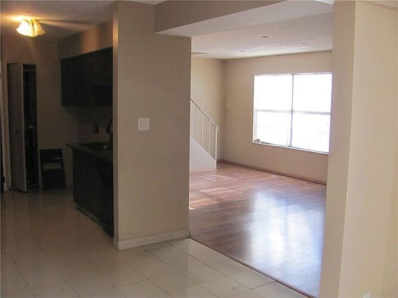 3rd image of 4905 Oakwood Trl