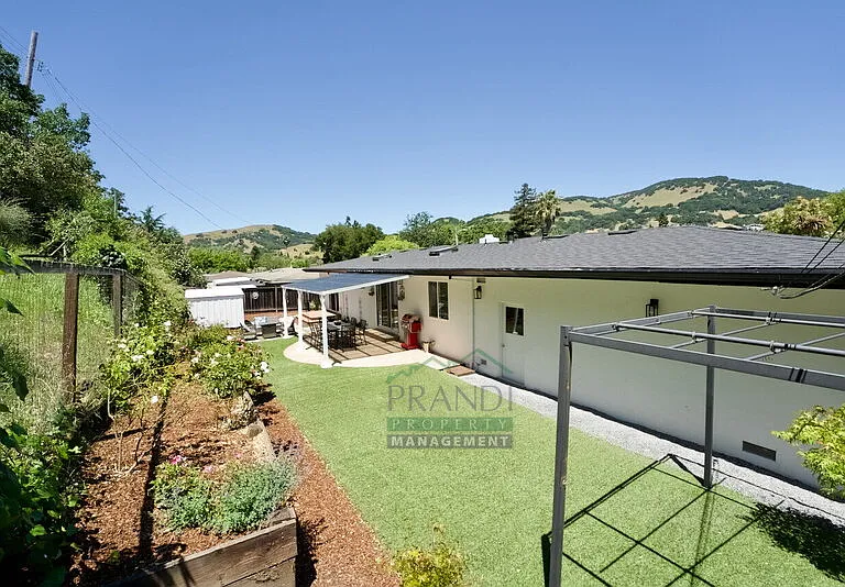 2061 Carolyn Way — Photo 19