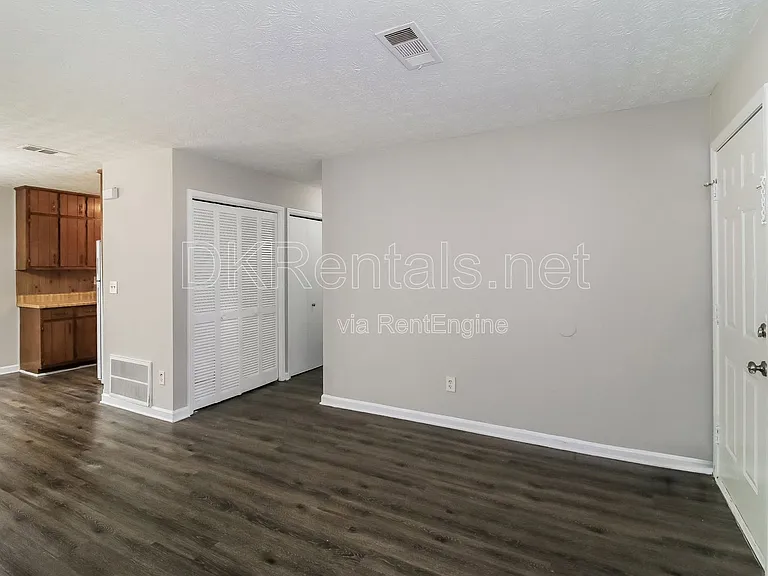 307 Hamilton Glenn — Photo 3