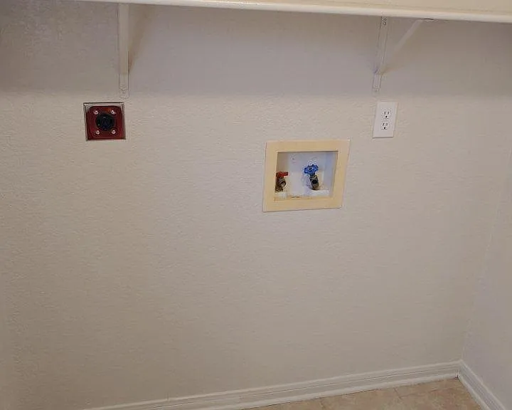 Laundry Room with washer and dryer hookups