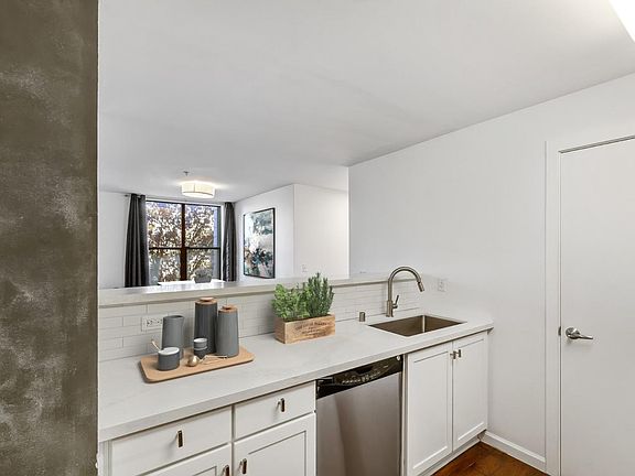 3rd image of 601 Alabama St Unit 102