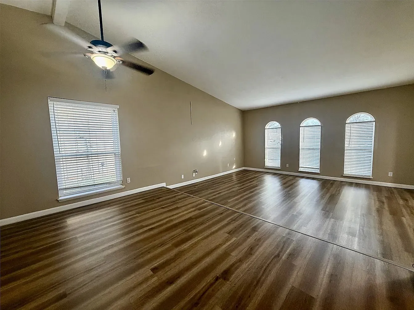 4 bed, 1950 sqft, $1,999 — Photo 3