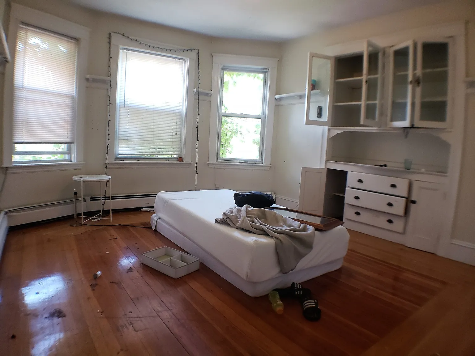 5 bed, 9999 sqft, $4,200 — Photo 4