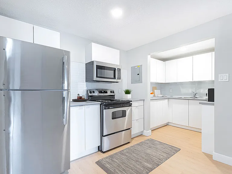 400 Parkside Dr — Photo 2