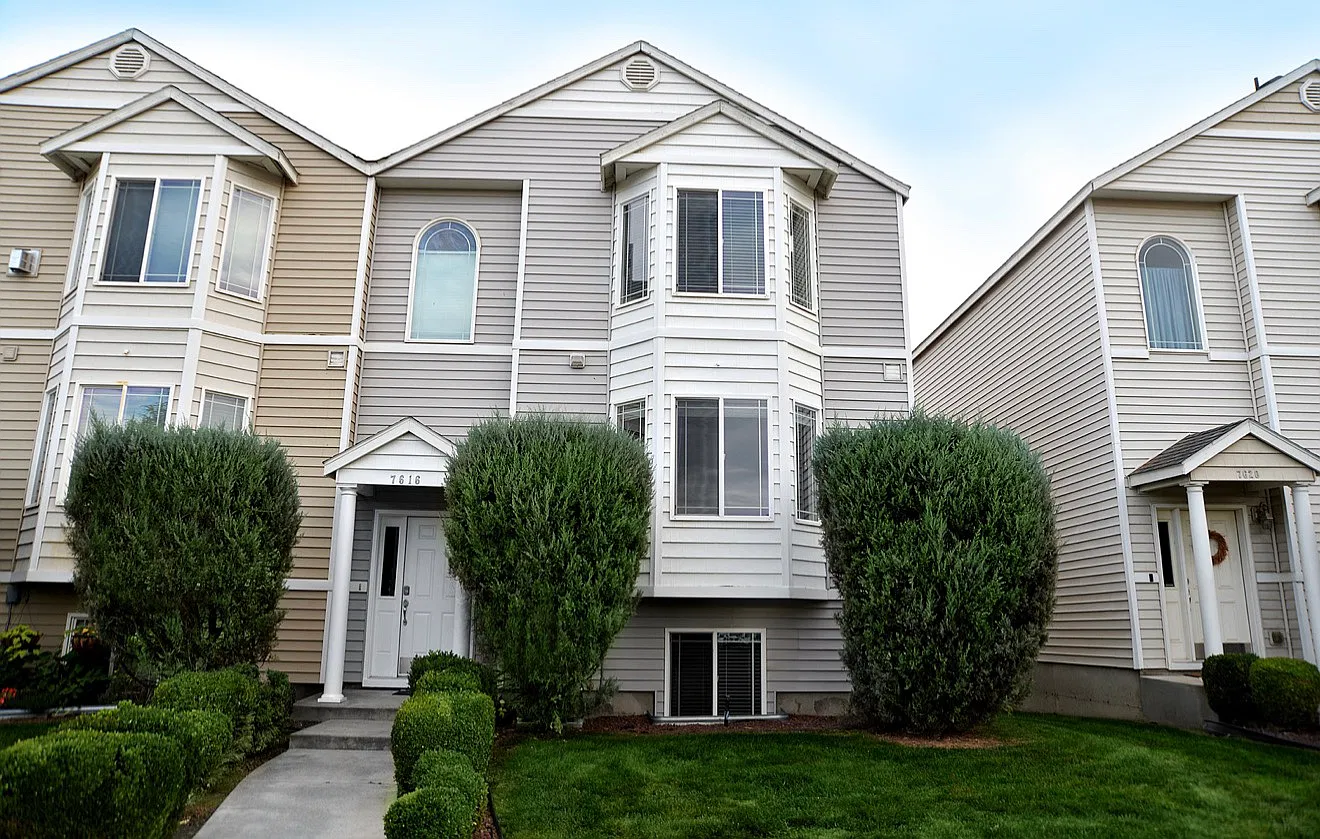 3 bed, 3.5 bath, 2200 sqft, $2,200 — Photo 1