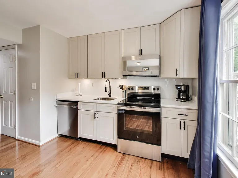 10075 Maple Leaf Dr — Photo 8