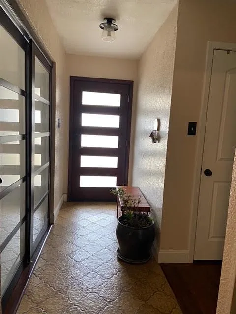 3 bed, 2289 sqft, $2,400 — Photo 2