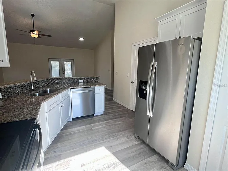 925 Lora St — Photo 4